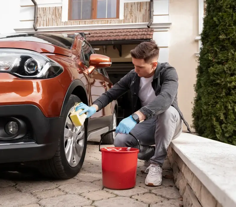 Lavage auto à domicile Saint-Jean-Saint-Germain : professionnel intervenant sur un véhicule
